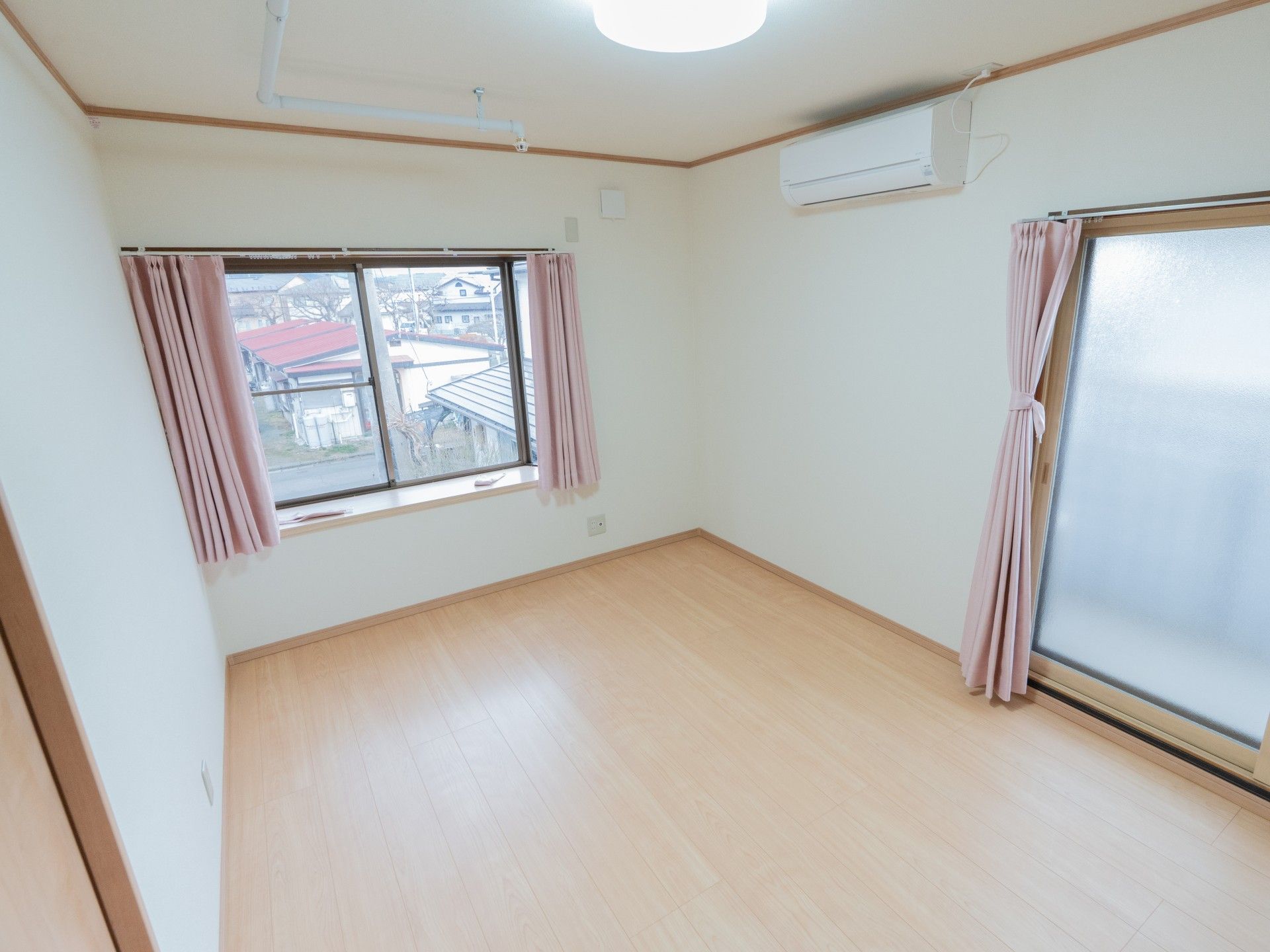 窓のある明るい部屋