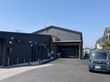 広い駐車場の建物外観