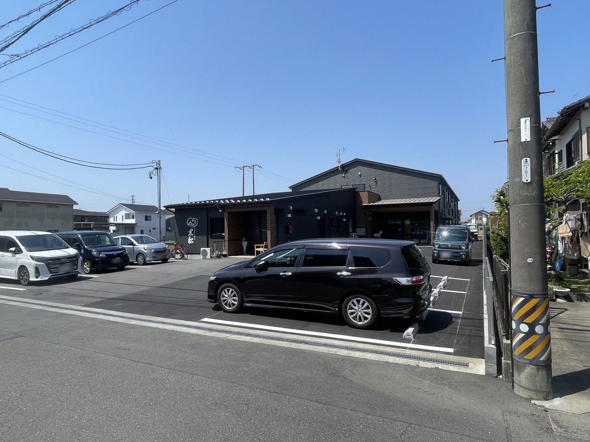 駐車場のある建物外観