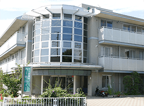 明るい外観の建物