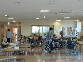 明るい共有スペースの様子