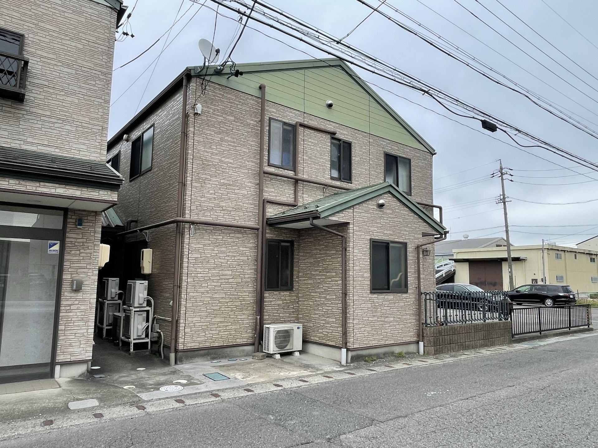 落ち着いた外観の建物