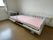 シンプルなベッドの部屋