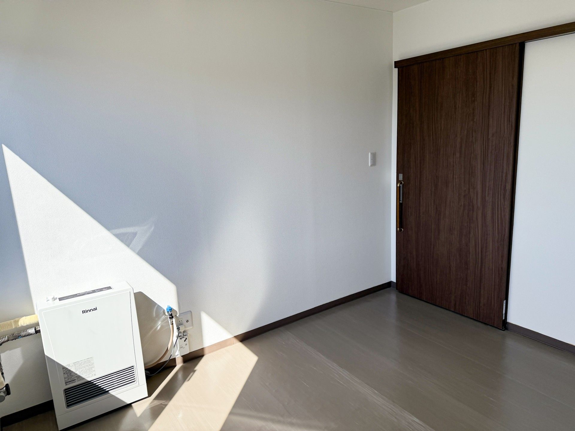 日差しが差し込む部屋