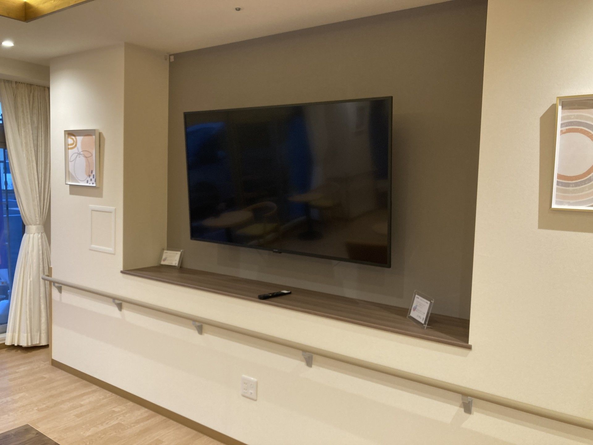 大きなテレビのある壁