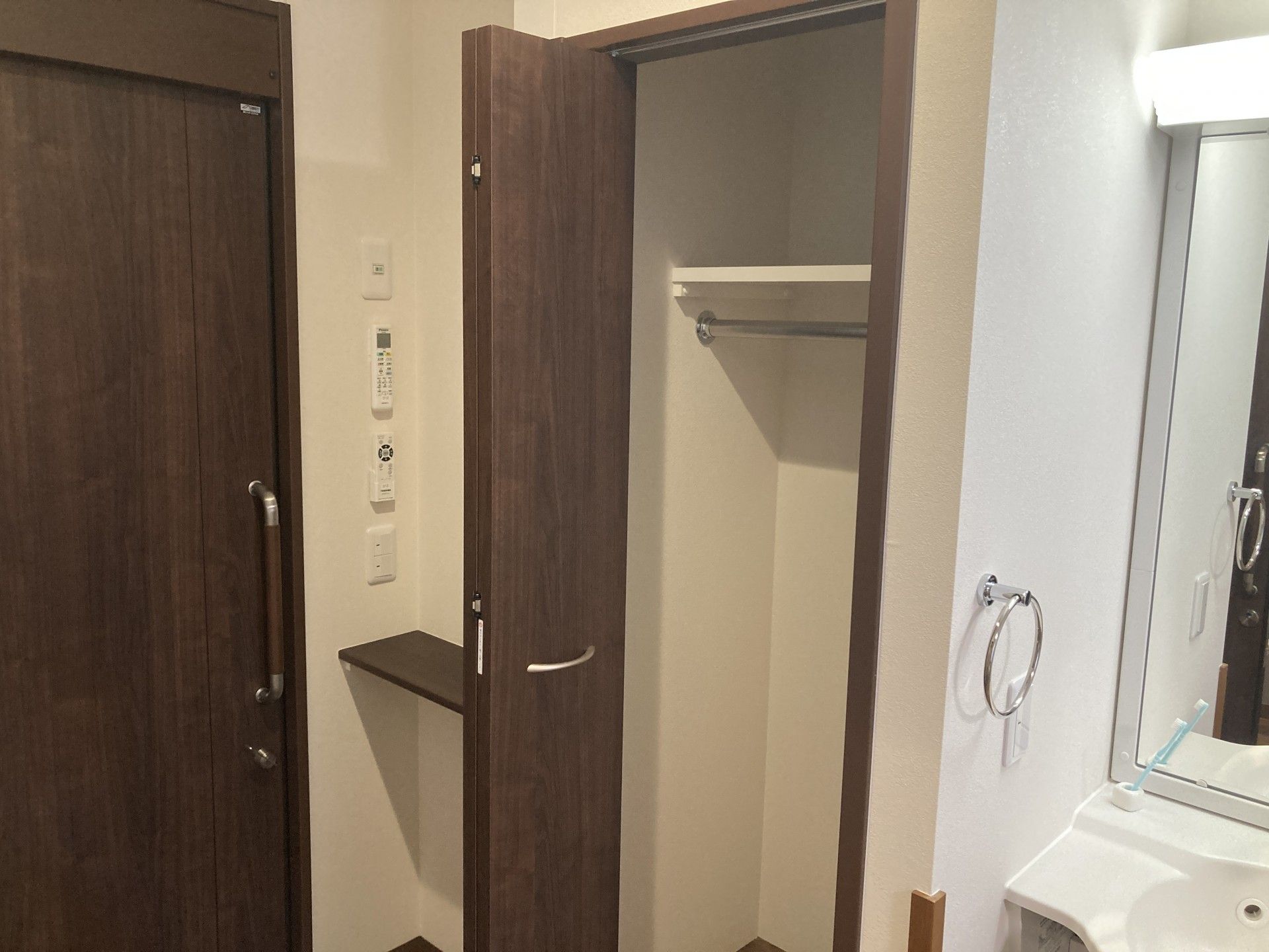 収納と洗面台のある空間