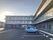 広い駐車場の建物外観