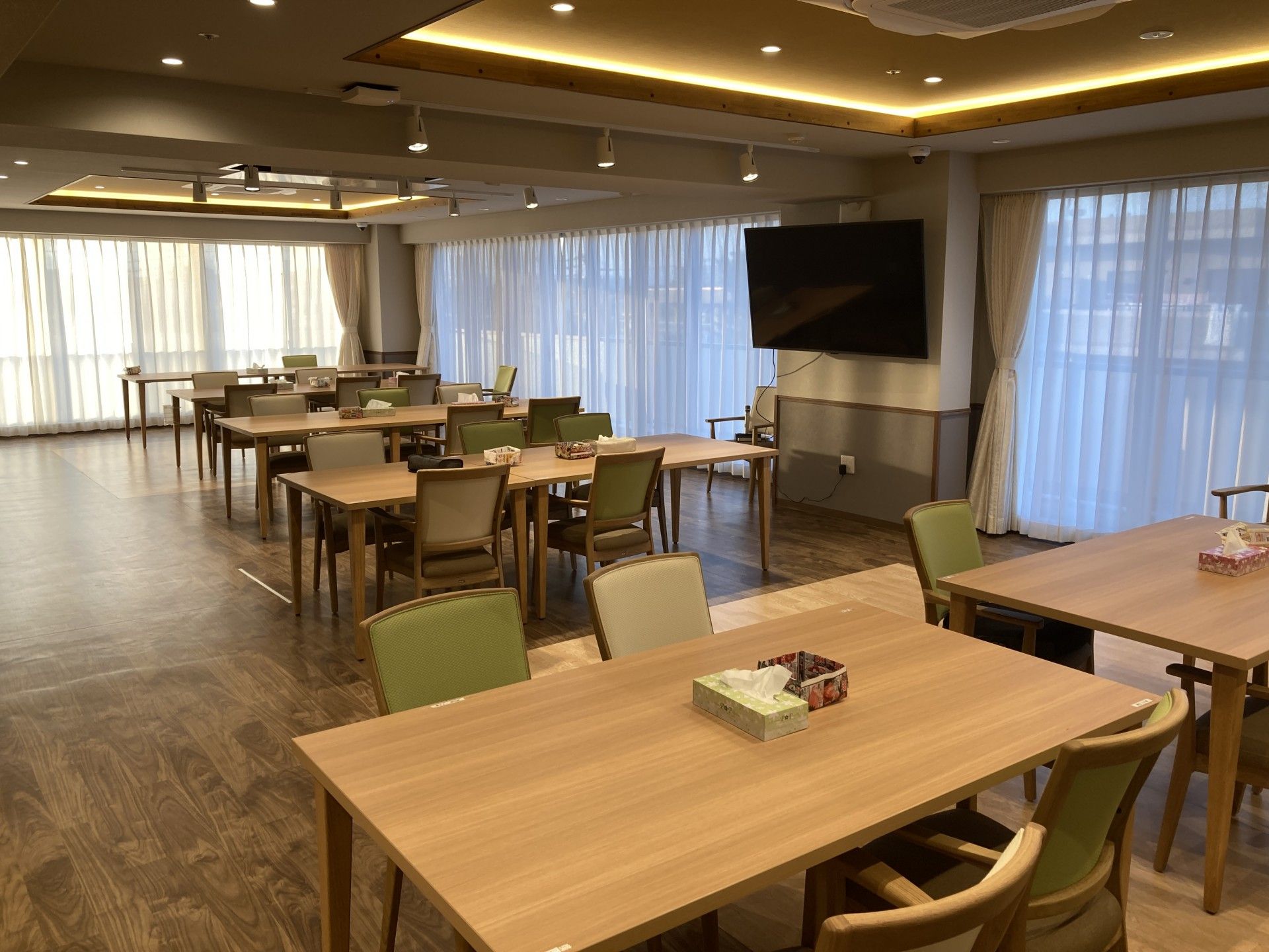 明るい食堂の様子