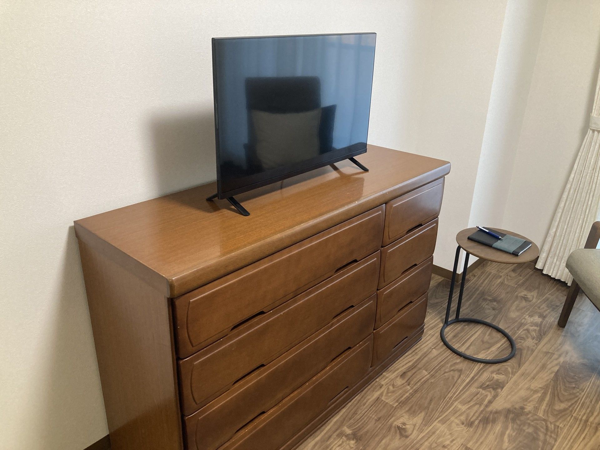 テレビとチェストの一角