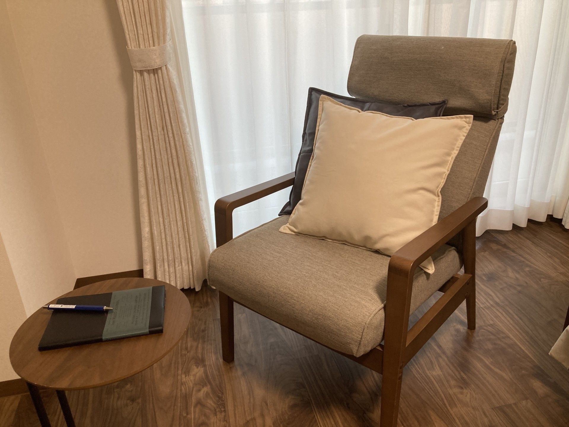 落ち着いた椅子とテーブル