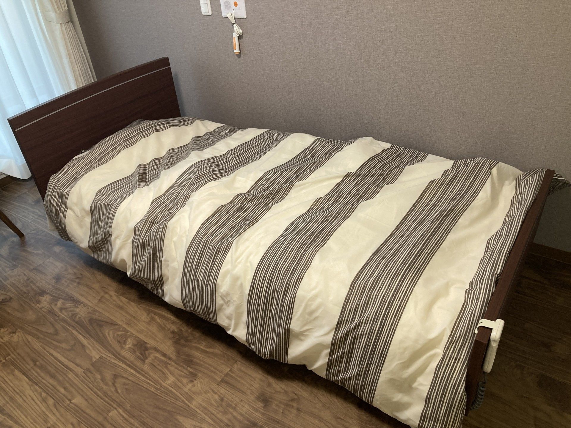 落ち着いた色合いの寝室