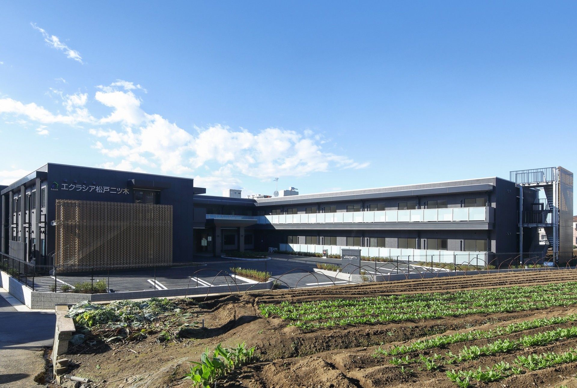 広がる青空と建物