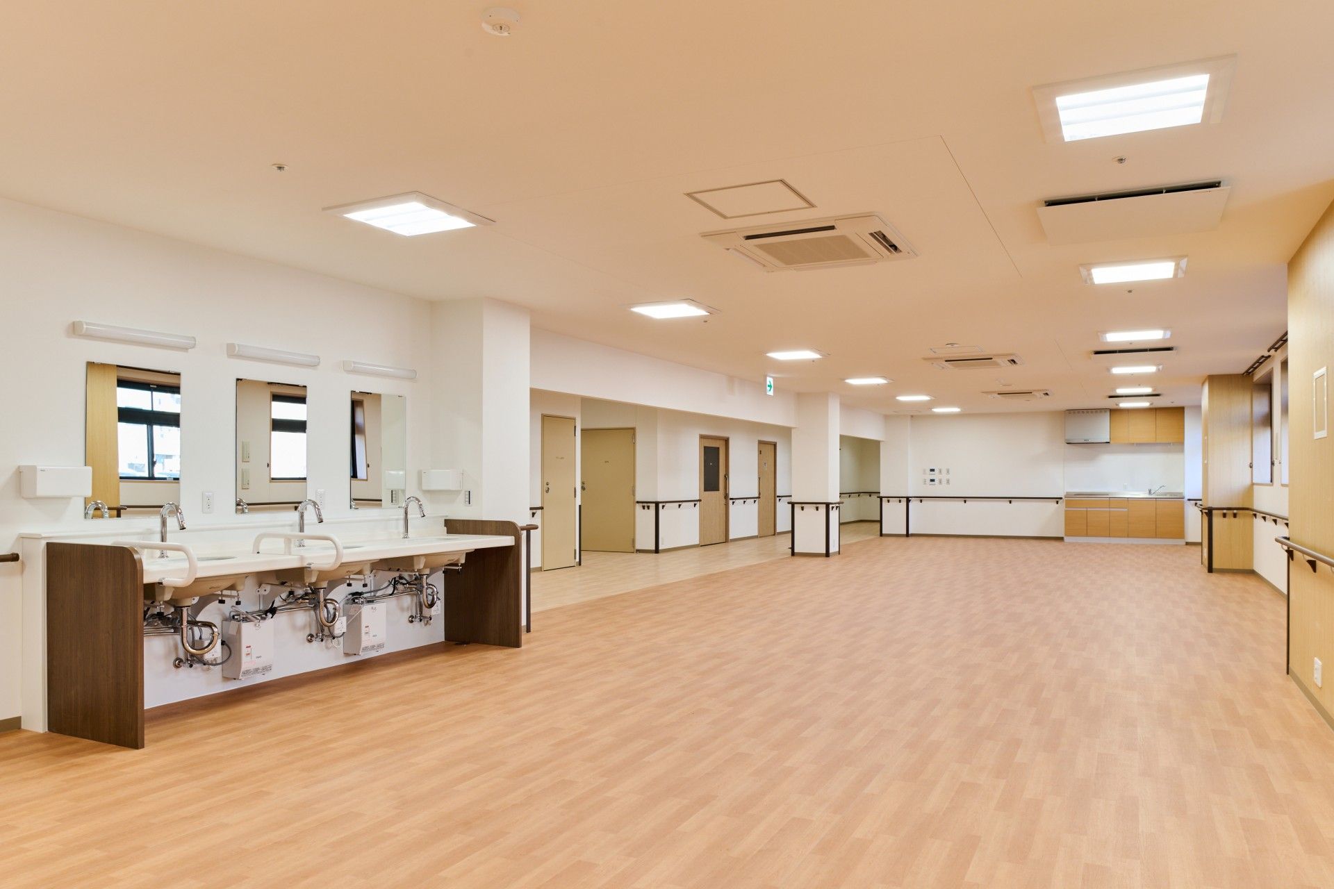 広い洗面台のある部屋