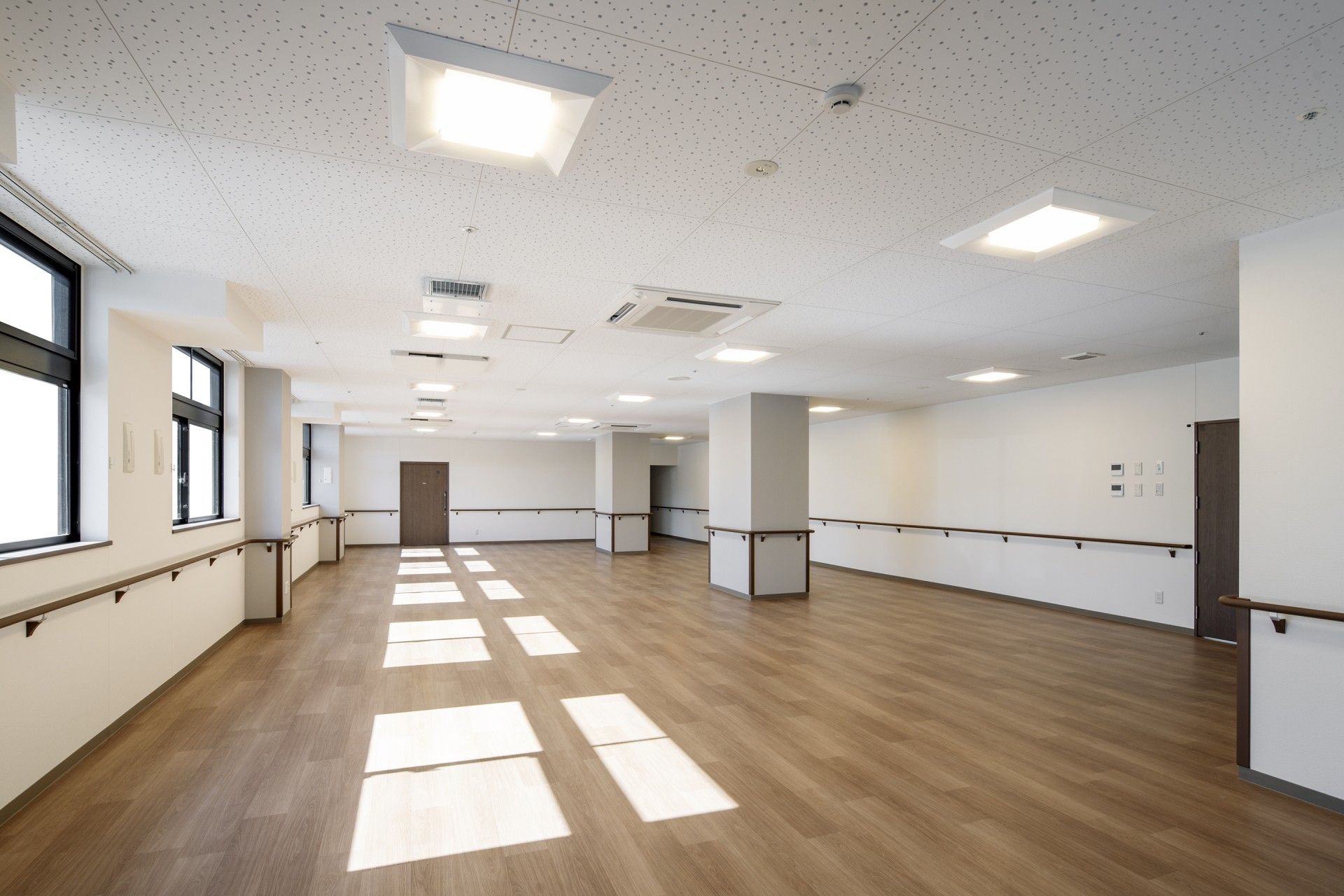 広々とした明るい部屋