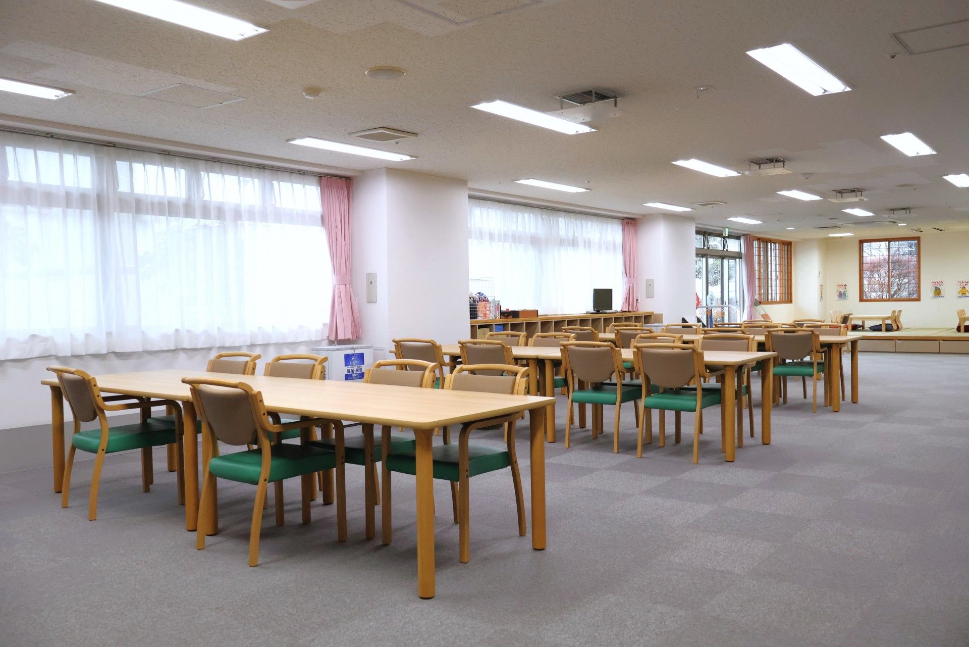 広いテーブルのある部屋