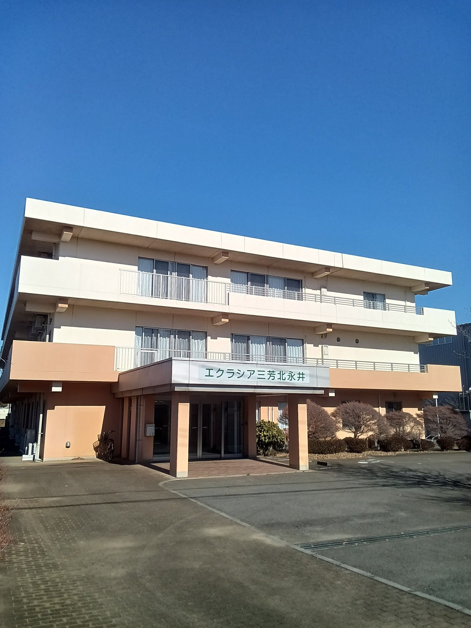 青空の下の建物