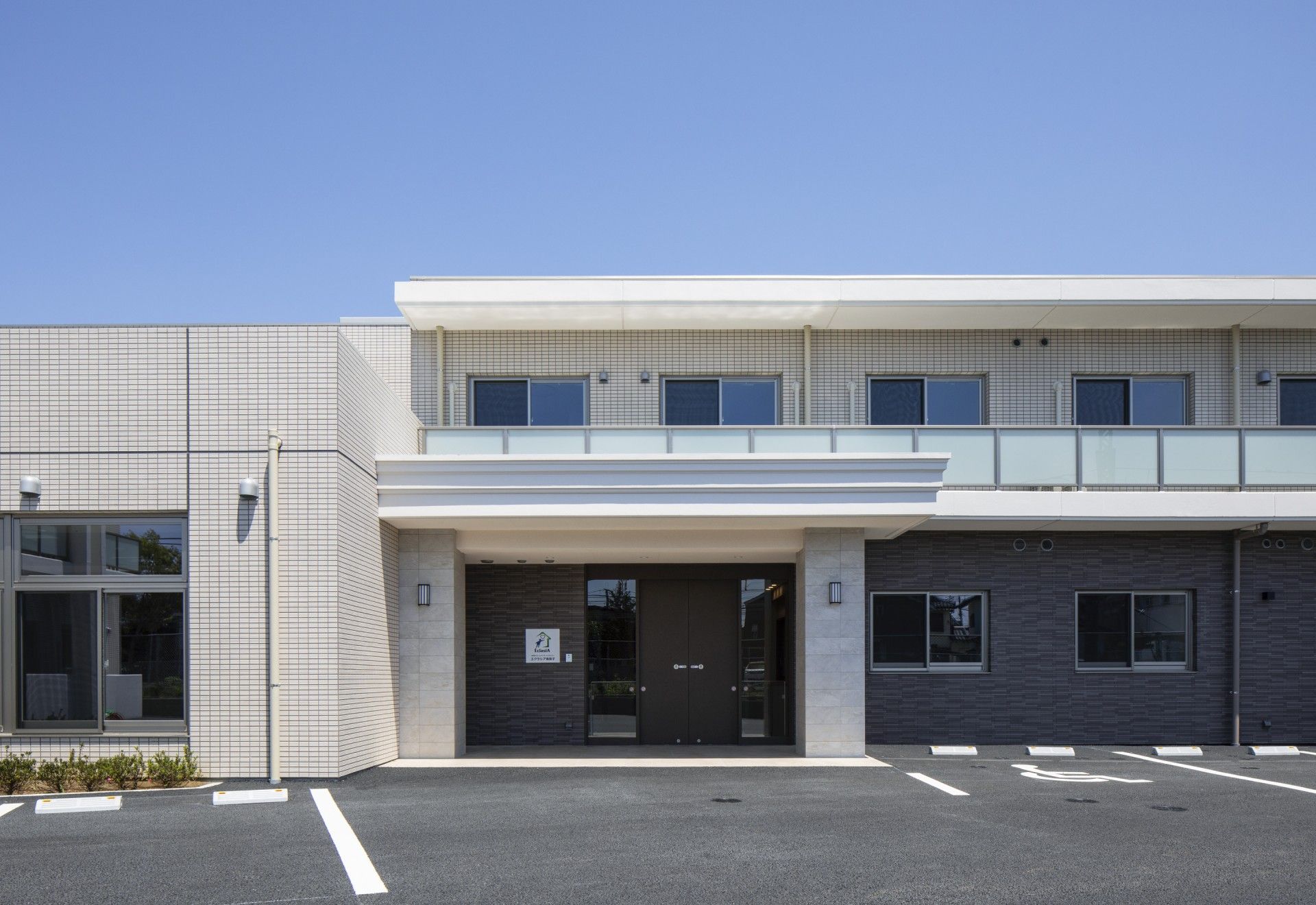 広いエントランスの建物