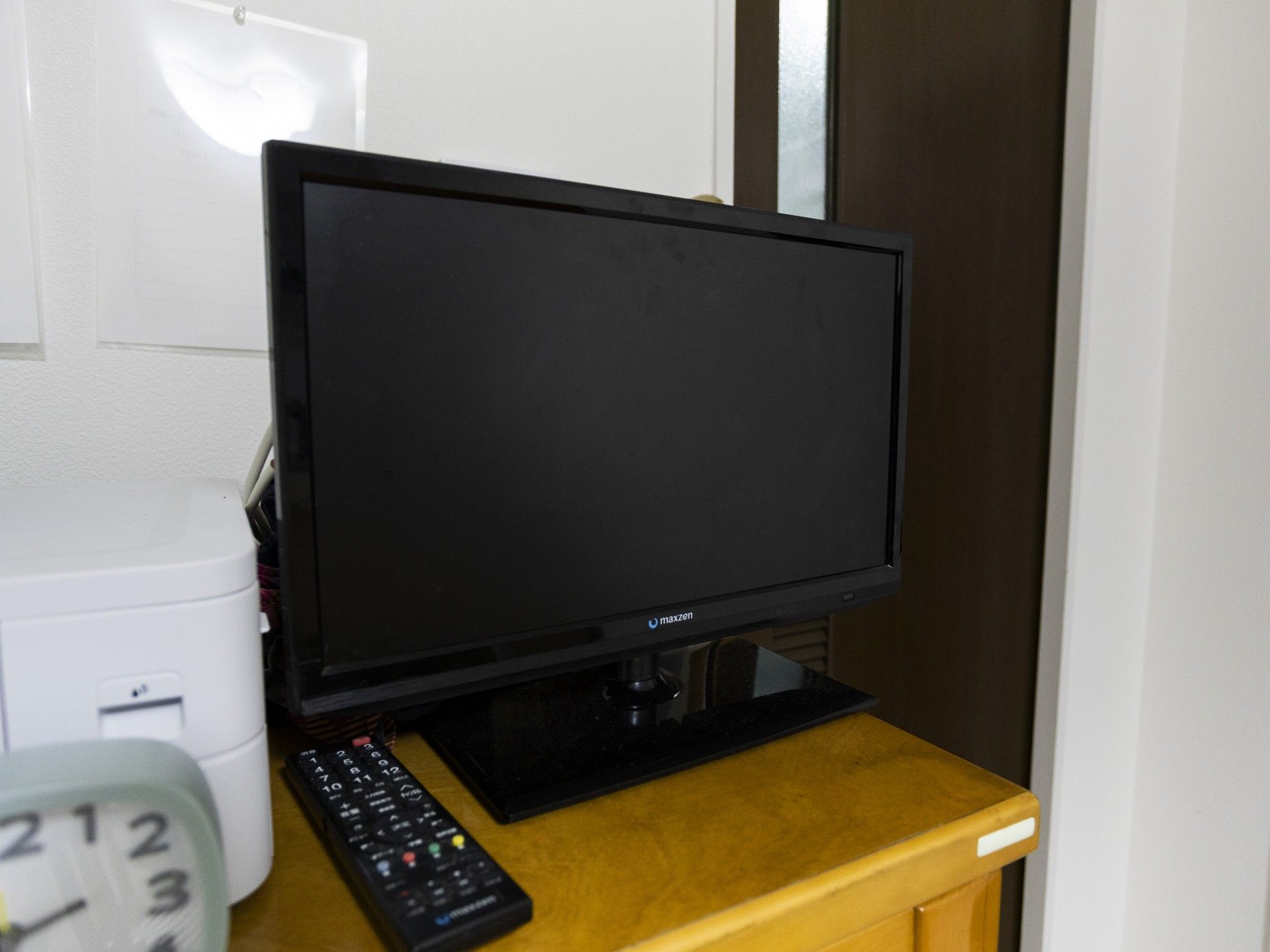 テレビとリモコンのある棚
