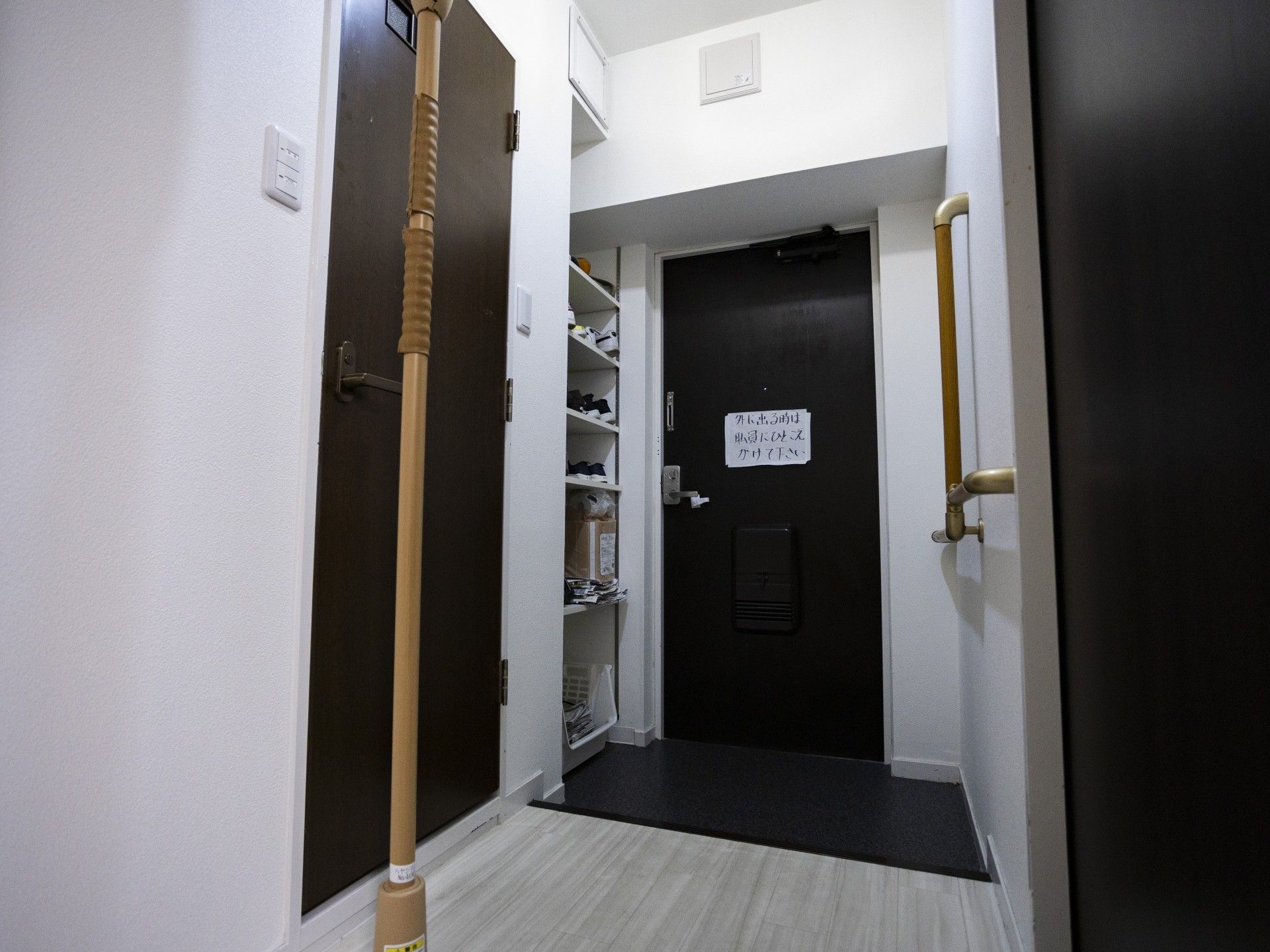 手すり付きの玄関