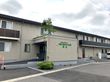 緑豊かな建物の外観