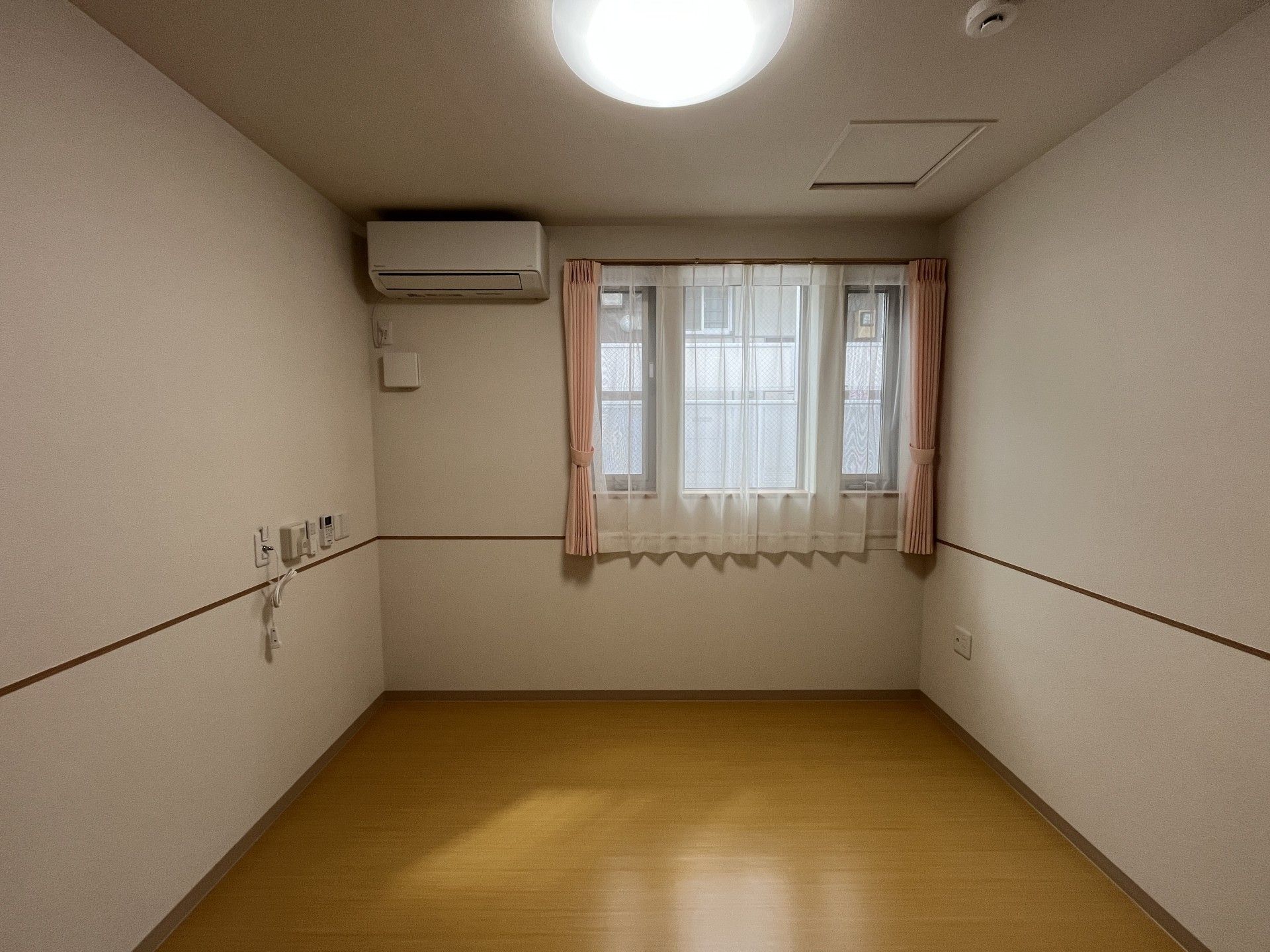 窓際の明るい部屋