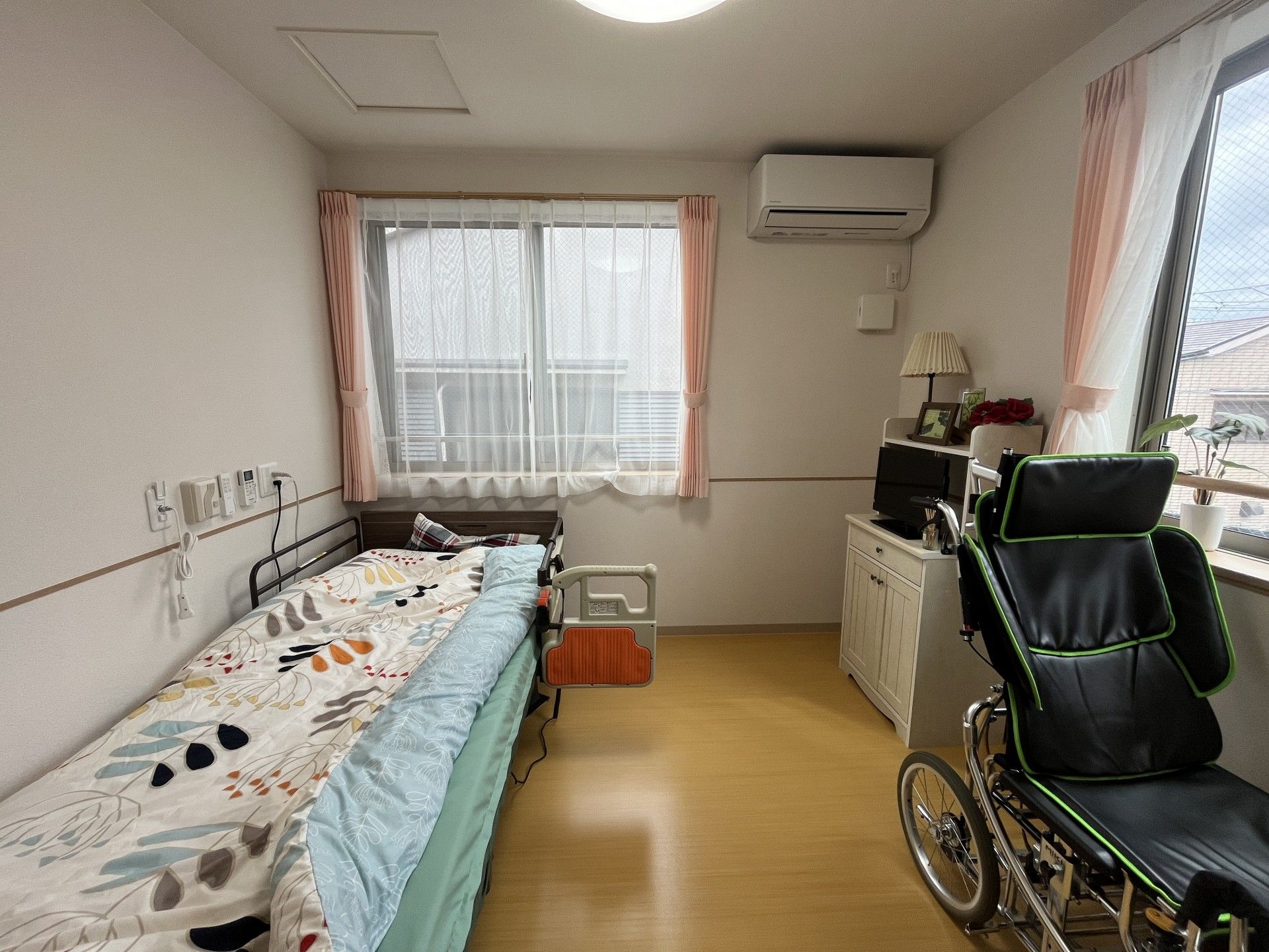 明るい個室のベッドと窓