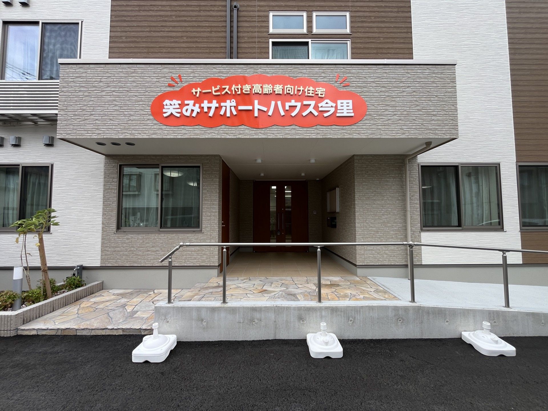 受付カウンターで笑顔を見せる制服姿の女性