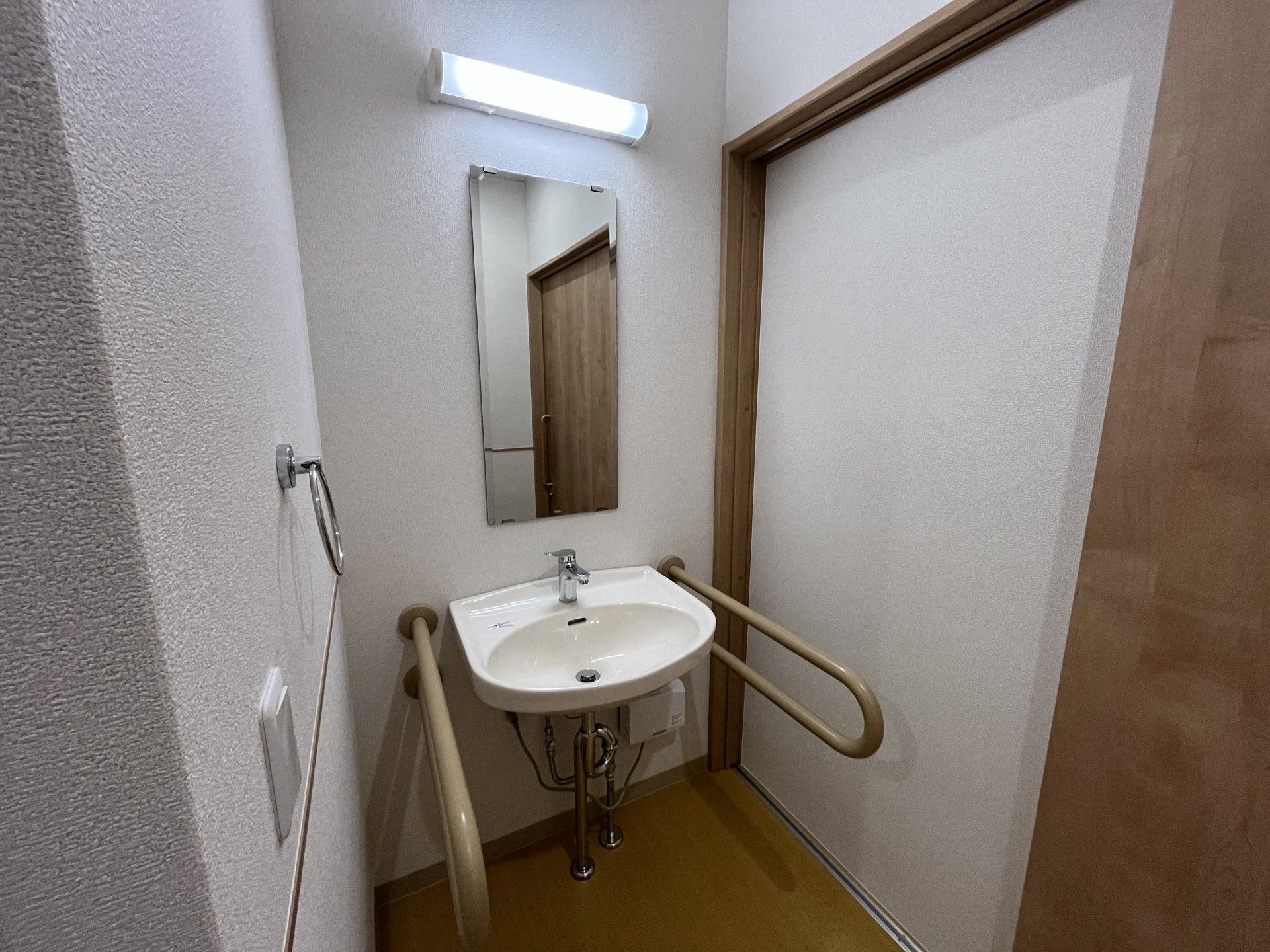 手すり付き洗面台