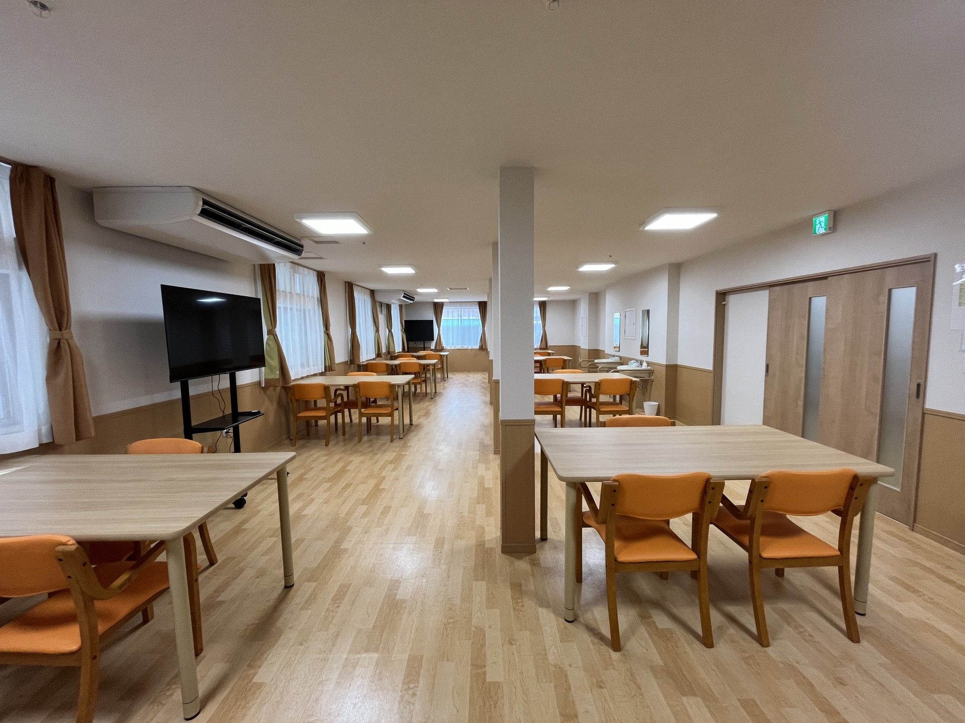 車いすに座っている男性と寄り添う介護スタッフ