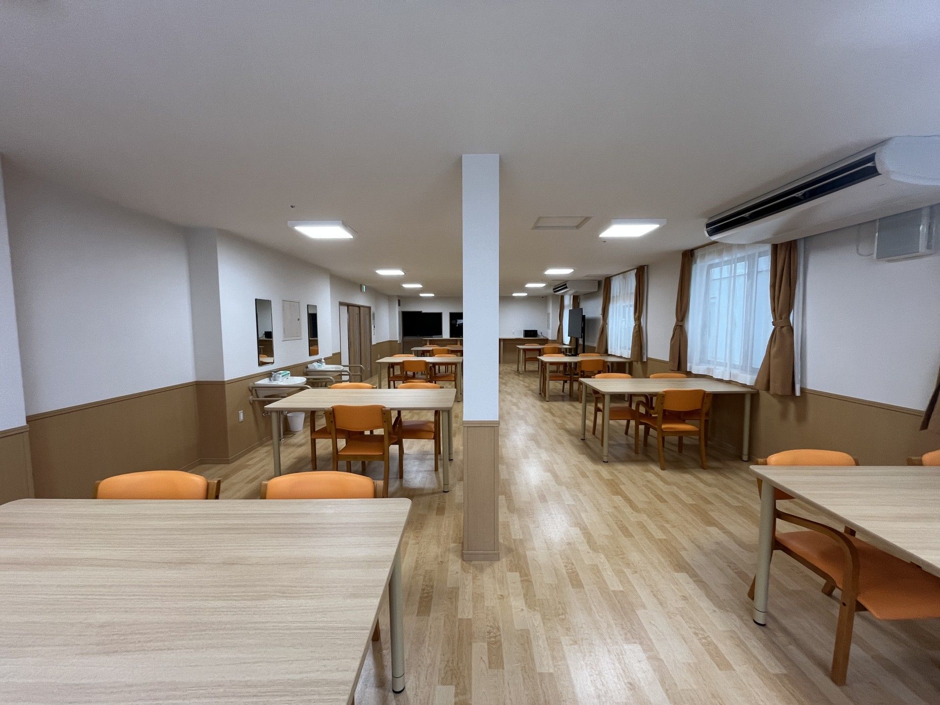 広々とした食事スペース