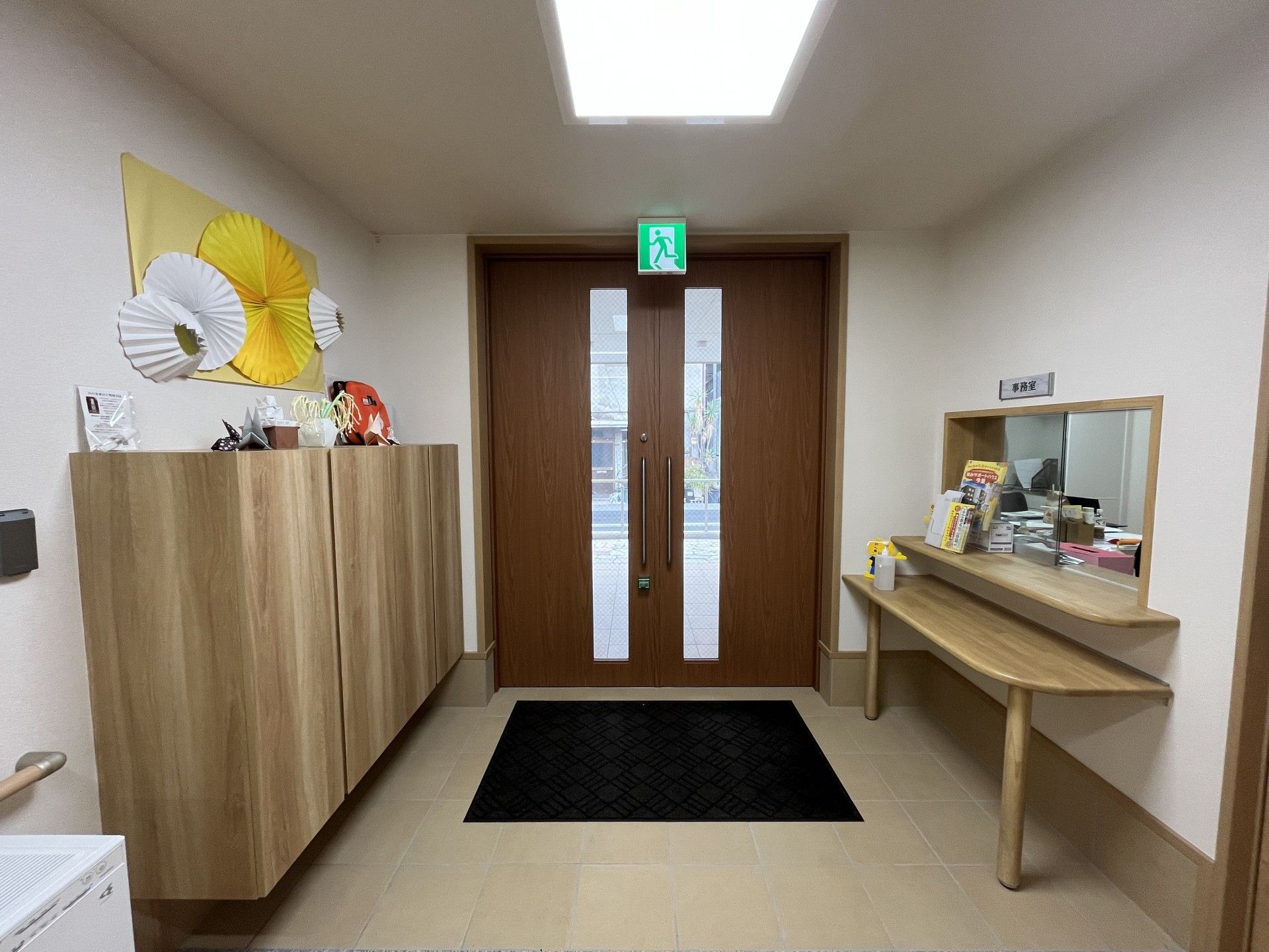 飾りがある玄関ホール