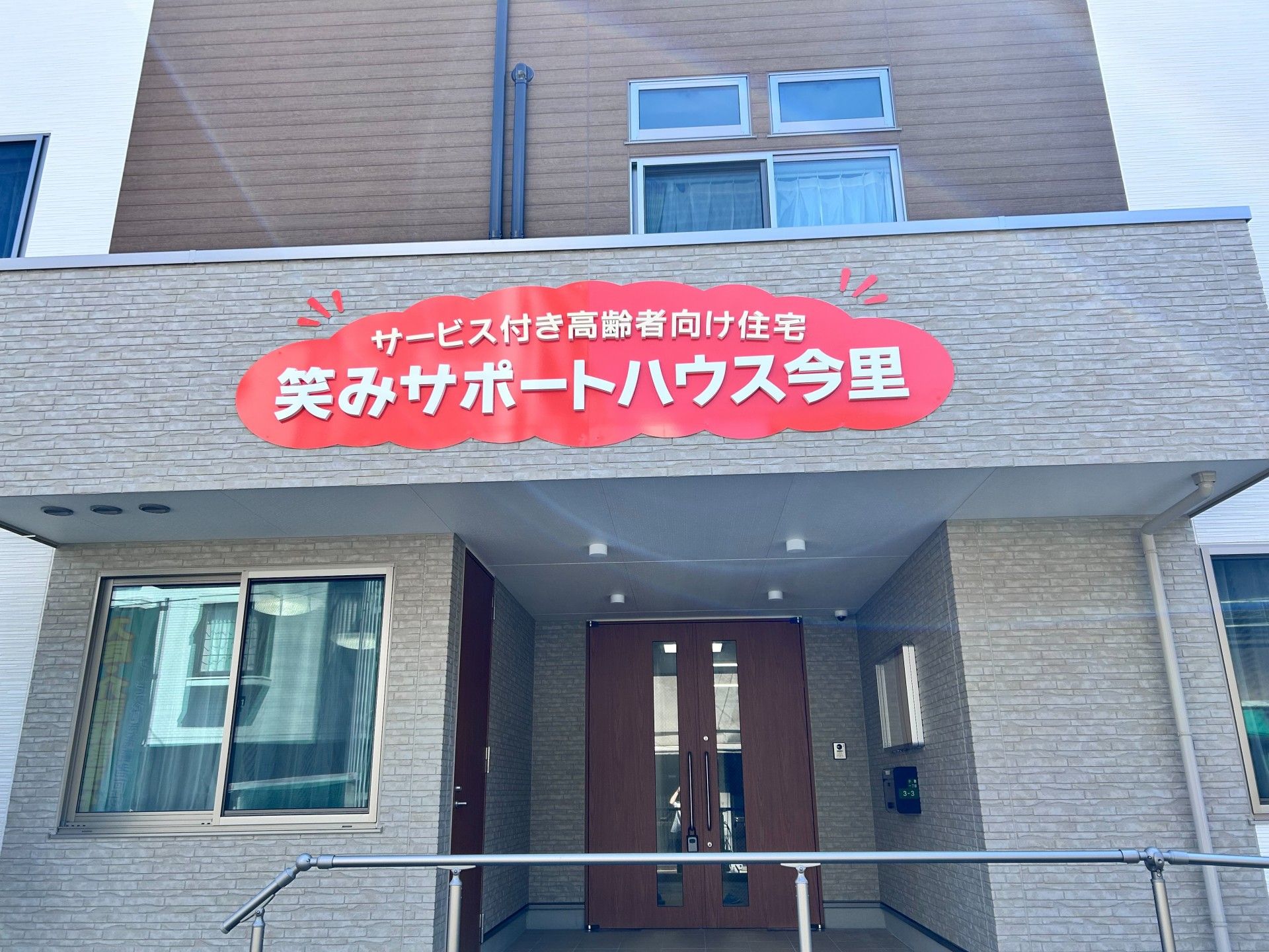 新聞を読む高齢の男性