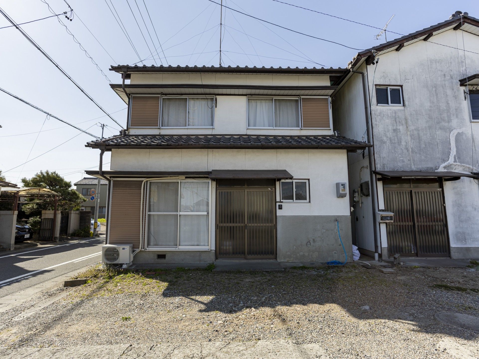 落ち着いた外観の建物