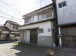 日差しが差し込む建物外観
