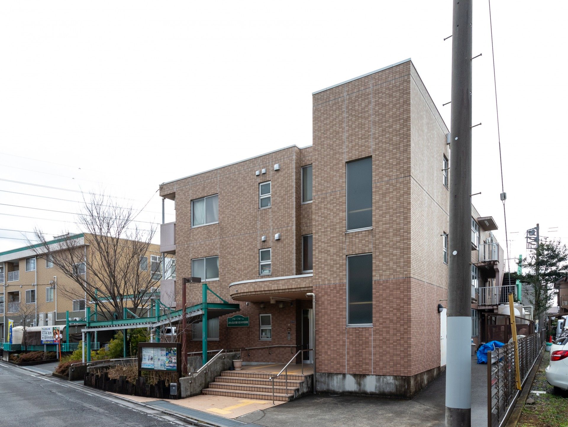 居室がベランダに面した造りになっている、3階建ての建物