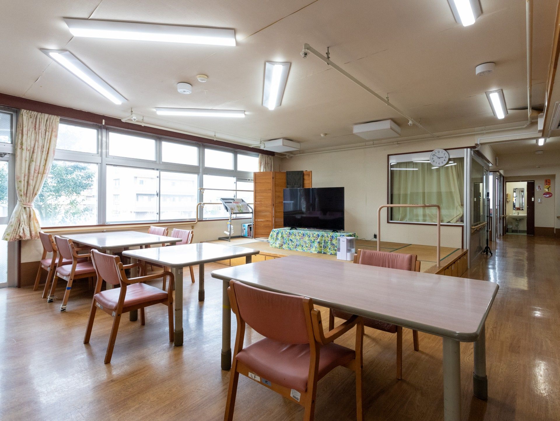 壁面に写真や手作りの装飾が施され、明るく家庭的な雰囲気のリビング
