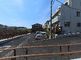 広々とした駐車場と周辺の景色
