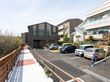 駐車場と建物の外観