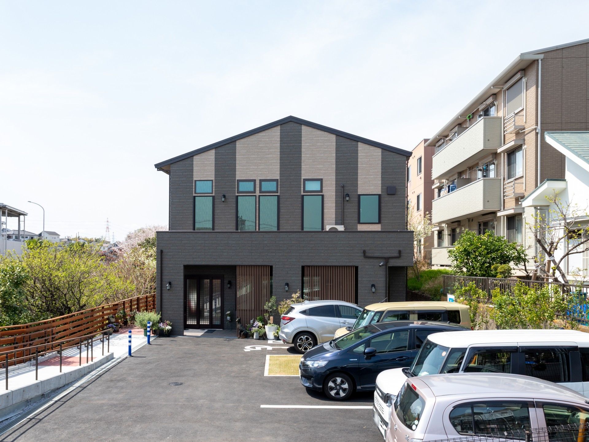 駐車場と建物の外観