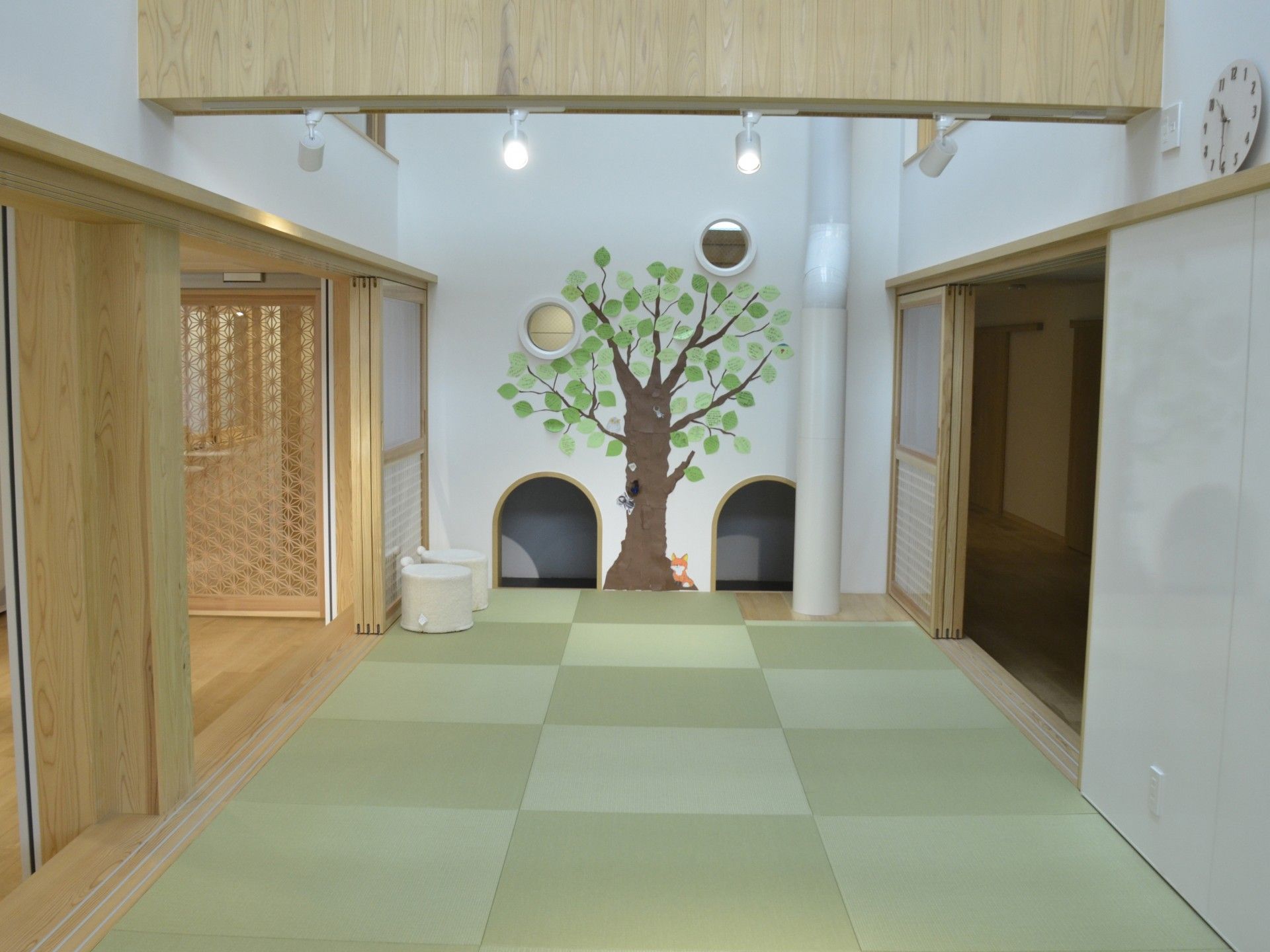 木の壁画がある和室