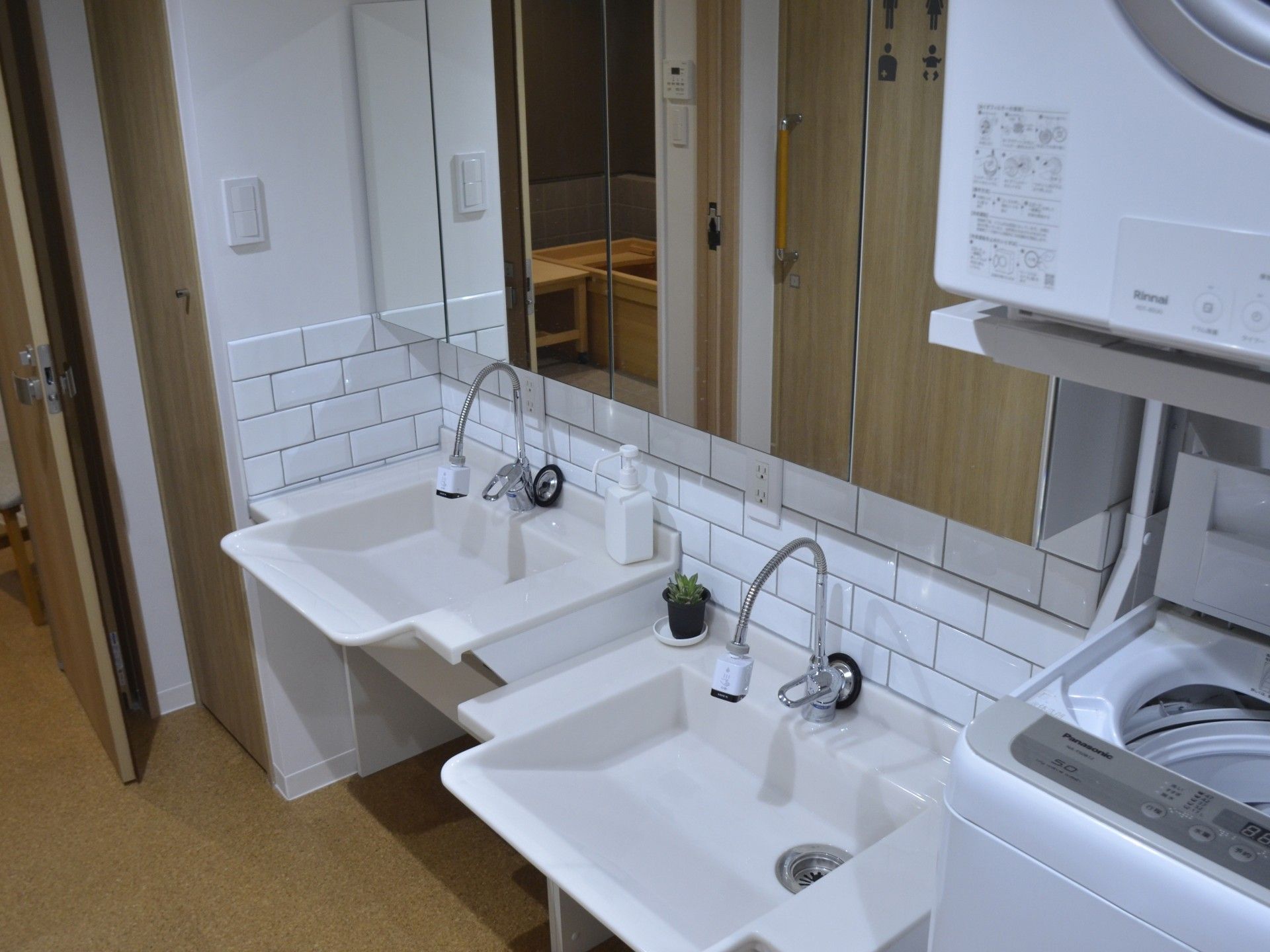 洗面台と洗濯機のある空間