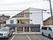 駐車場のある建物外観