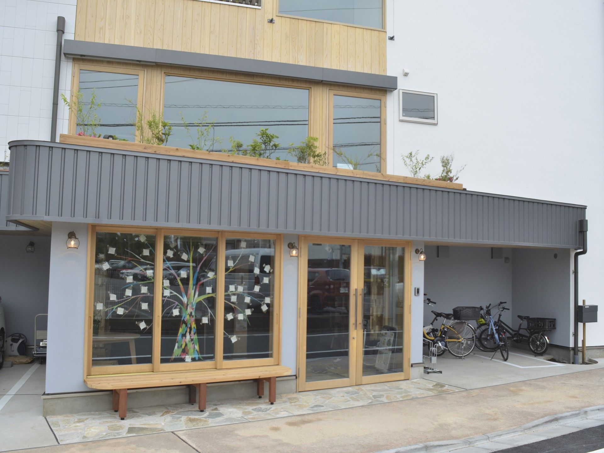 木製の扉とベンチのある建物