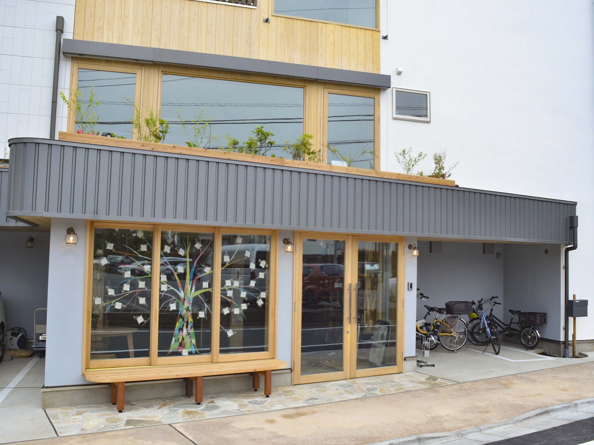 木製の扉とベンチのある入口