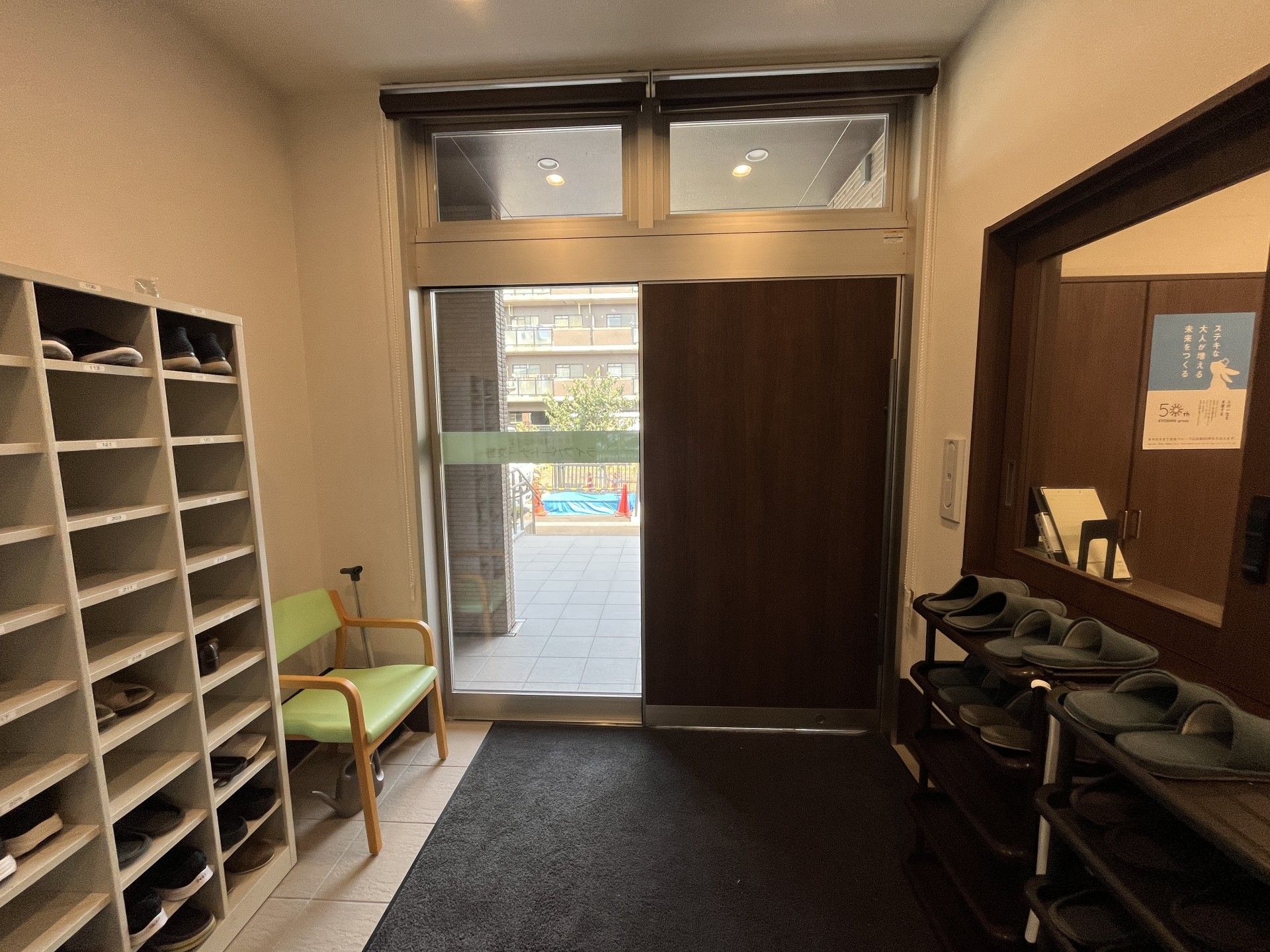 靴箱と椅子のある玄関