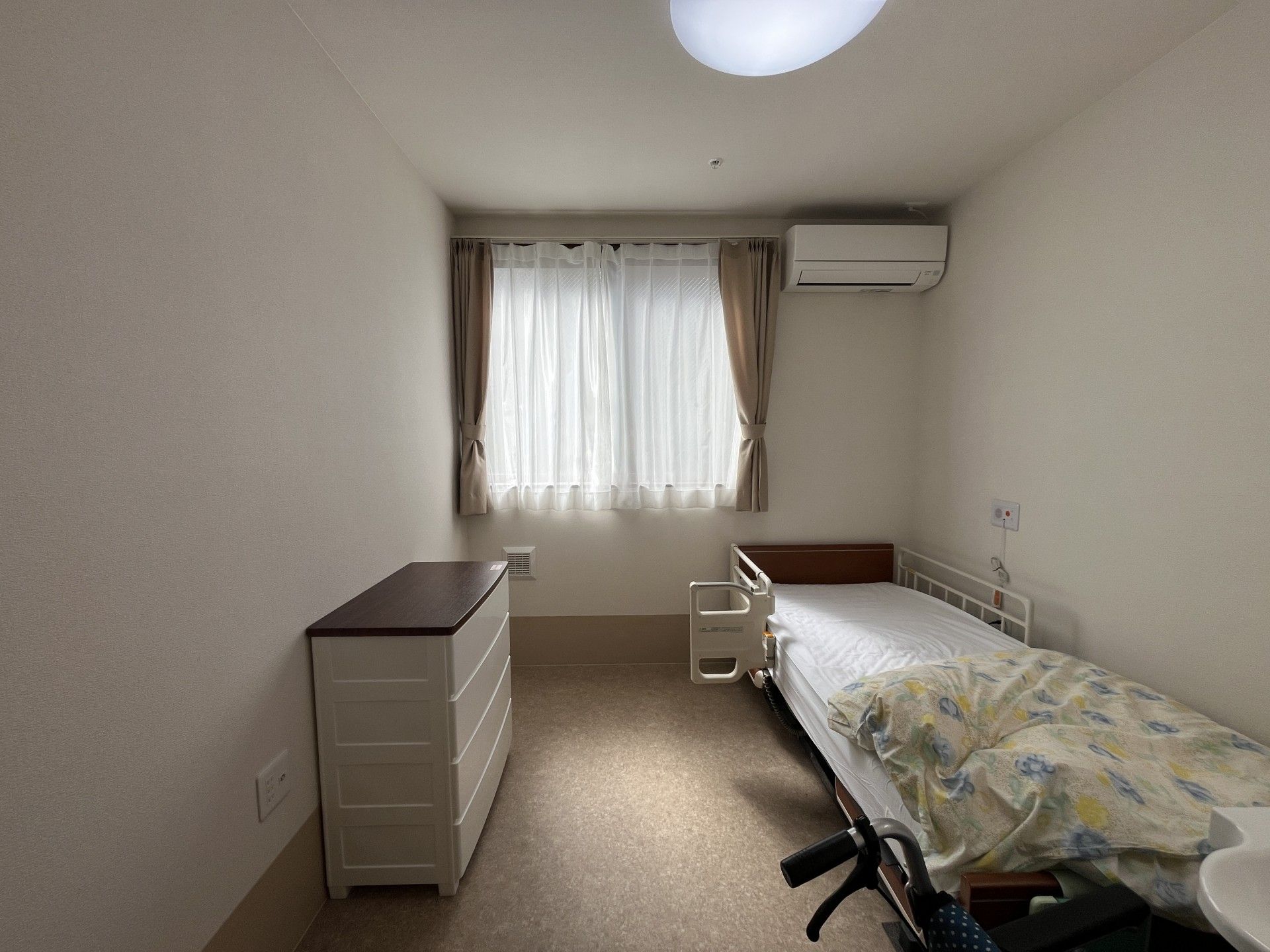 明るい個室のベッド