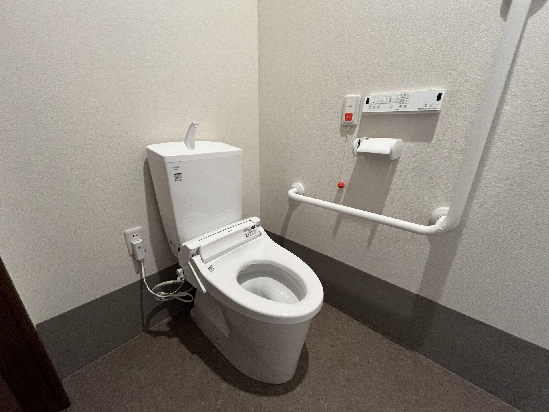手すり付きのトイレ