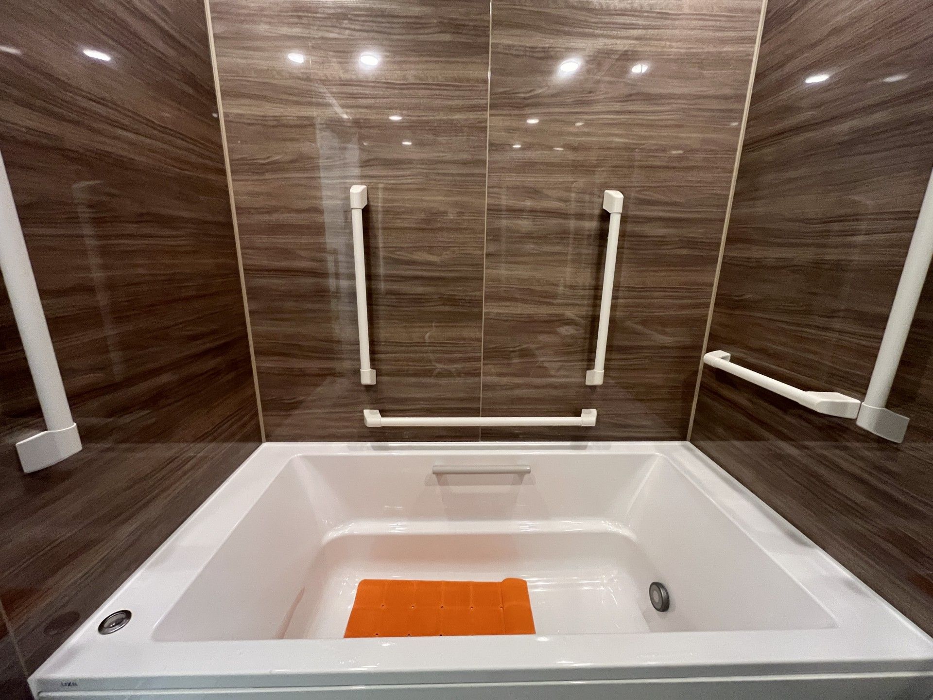 手すり付きの浴槽