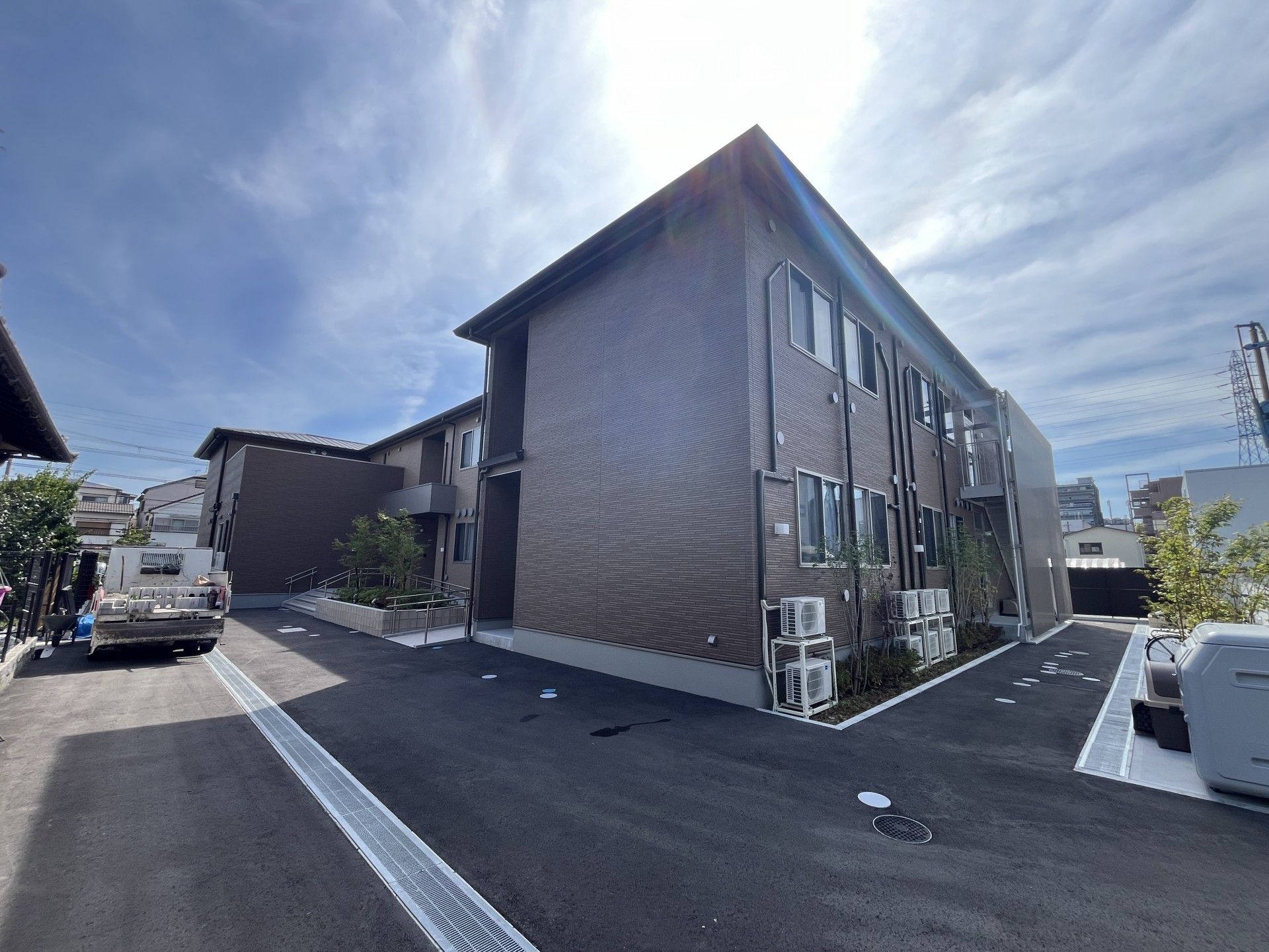 日差しを浴びる建物外観