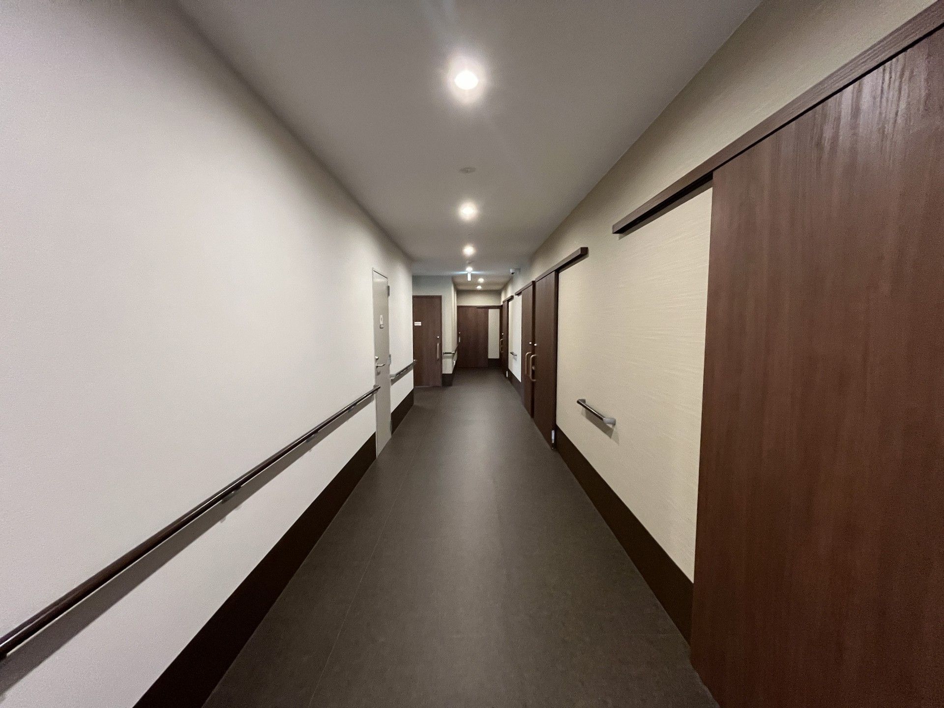 手すり付きの廊下